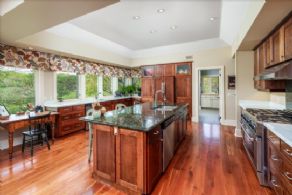 Kitchen centre island - Country homes for sale and luxury real estate including horse farms and property in the Caledon and King City areas near Toronto