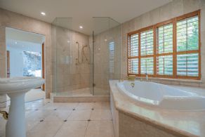 Primary En Suite - Country homes for sale and luxury real estate including horse farms and property in the Caledon and King City areas near Toronto