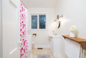 Children's Bathroom - Country homes for sale and luxury real estate including horse farms and property in the Caledon and King City areas near Toronto